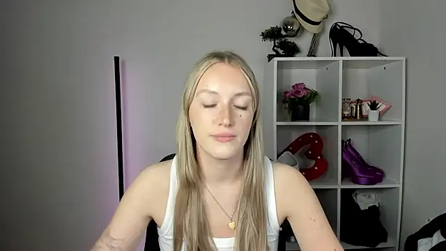 EvelynBlond webcam
