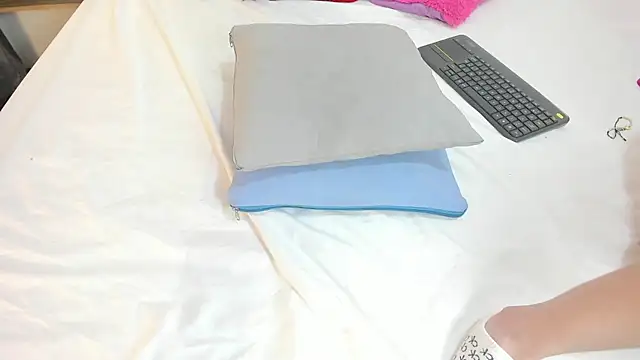 mask_red_girl webcam