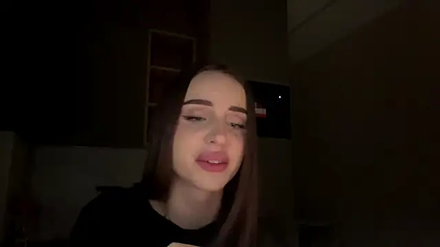 dianaluves1 (F teen) - Biggest shy smile + air kiss 😘