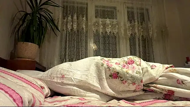 CarolineNine webcam