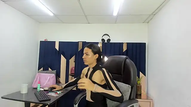 Aisha_hotts777 webcam