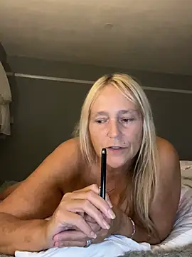 Blondnboujee53 webcam