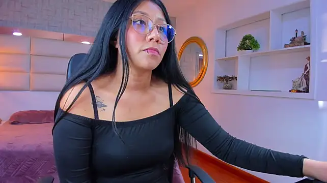 Lucia_Larson webcam