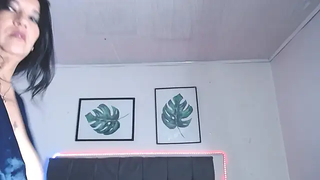 selena_yourmilf webcam