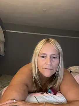 Blondnboujee53 webcam