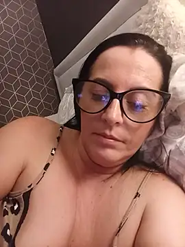VelvetNaughty-Shem webcam