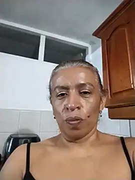 SoffieMature live cam on StripChat