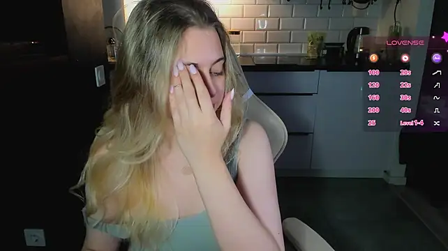 blonde_kellyy webcam