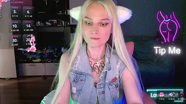 mischellemeow13 live cam on StripChat
