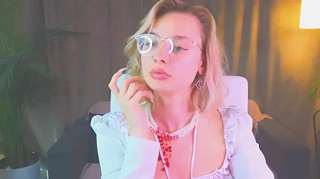 NoraMoreau live sex cam