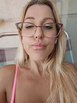 manuerlaruby (F milf) - MAKE NUDE NIPPLES HARD AND TOUCH PUBLIC