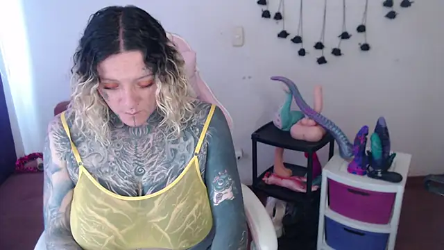SLOPPYTITSS live cam on StripChat