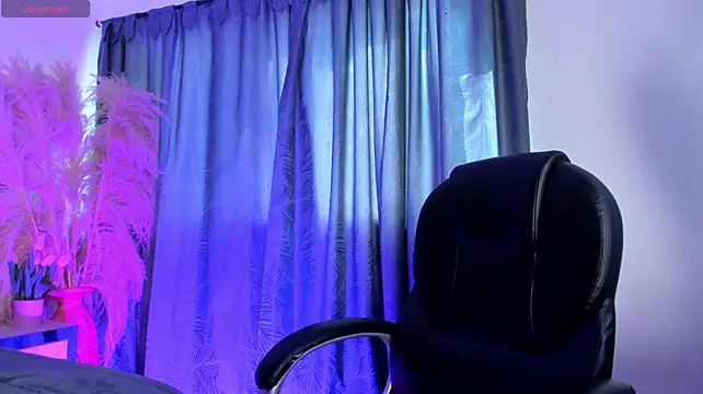 CarolineFyre live cam on StripChat