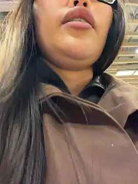 trytomakememoam live cam on StripChat