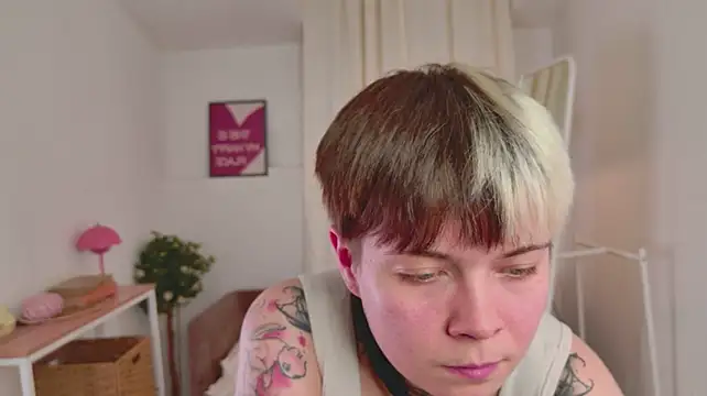 Kitty_Ollive live cam on StripChat
