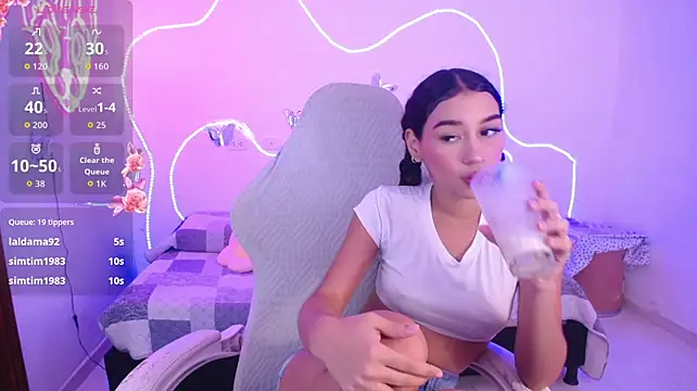 mia_cute_girl live cam on StripChat