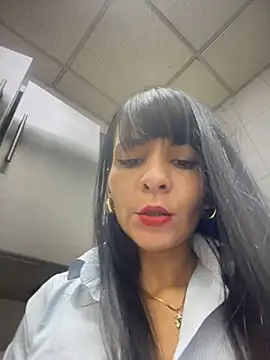LuxeBrunetteXXX webcam