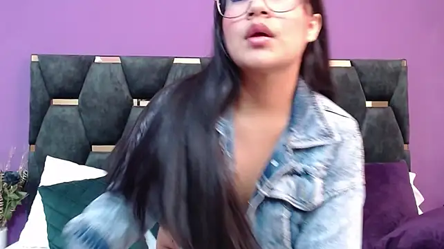 MilaaAdams webcam