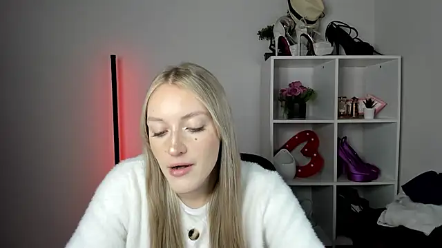 EvelynBlond webcam