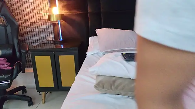AlenaColeman live cam on StripChat