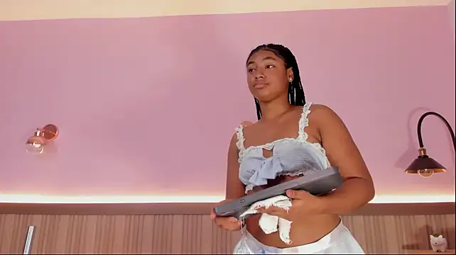 Laraebony_