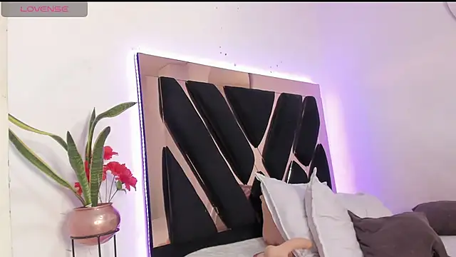 Alenajones live cam on StripChat