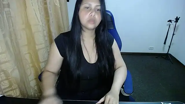 Alessandraa- live cam on StripChat