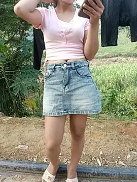 Live webcam thumbnail of Thobaby112 featuring #girls and #mobile