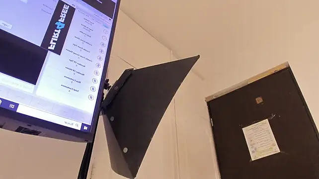 YayaHilton live cam on StripChat