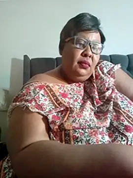 nancy111 (F milf) - Make Me cum and squit in my toy