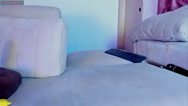 Mia-Bloom live cam on StripChat