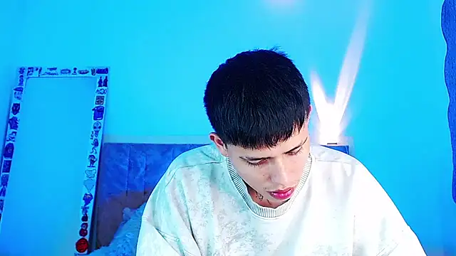 _justinmoon2 live cam on StripChat