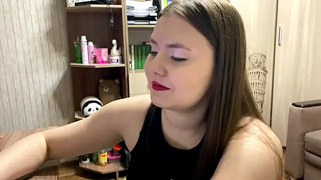 Shinylvy live cam on StripChat
