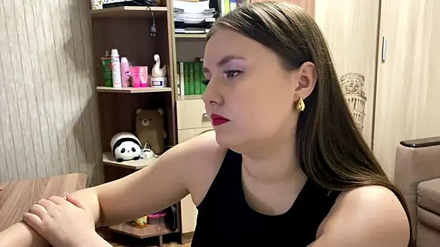 Shinylvy live cam on StripChat