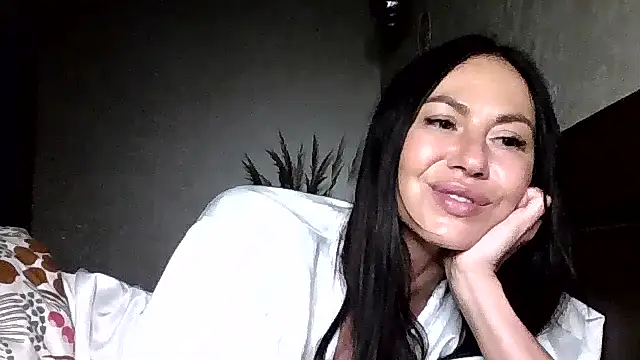 JulianaGold1 live cam on StripChat