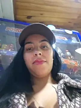 Luianna live cam on StripChat