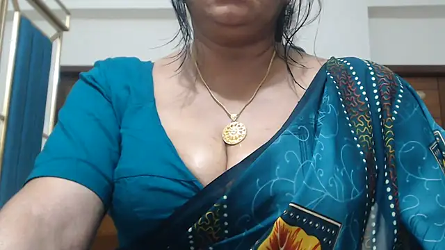 Maisa-130 live cam on StripChat