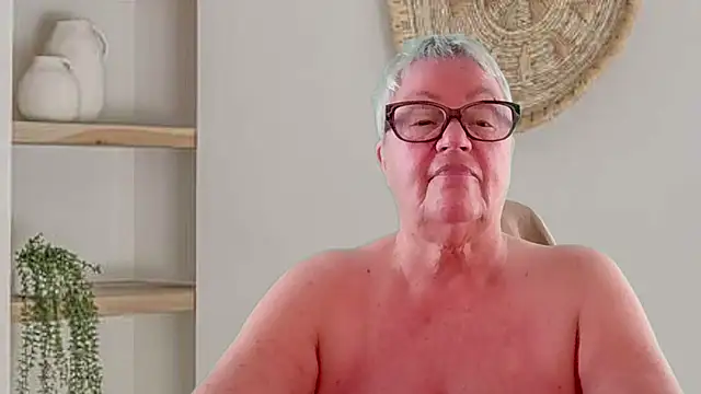 Mystery-Grandmother live cam on StripChat