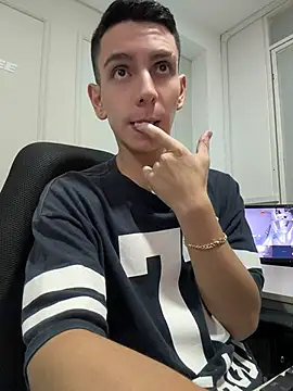 Liam_Fiire live cam on StripChat