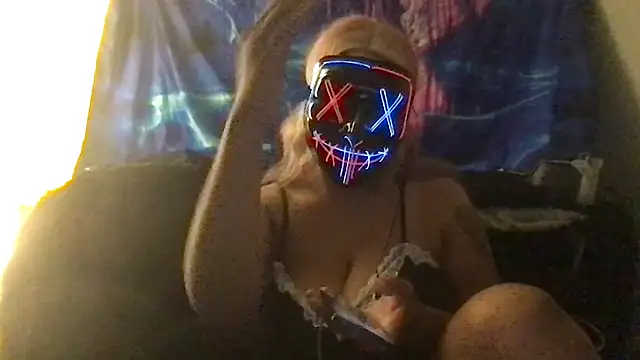 naughtyluxxxee