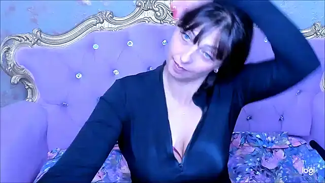 DivinSandra live cam on StripChat