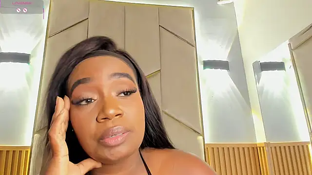 Britanymooree live cam on StripChat