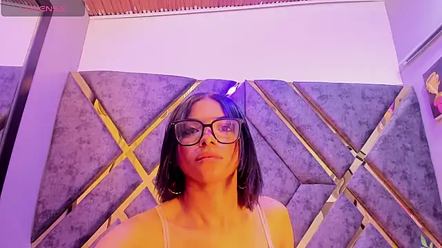 _lucero_hot