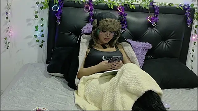Zafiro_Raven live cam on StripChat