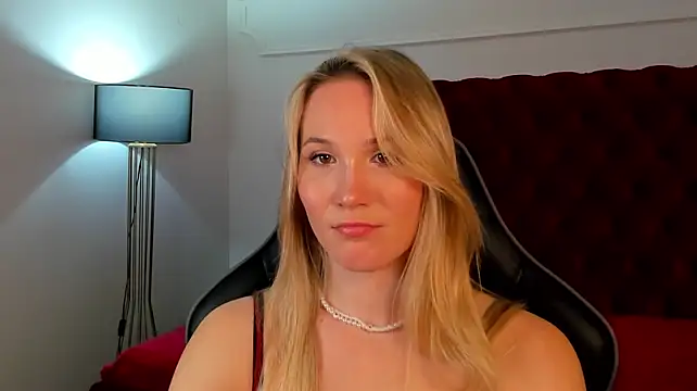 ElaraVoltage live cam on StripChat