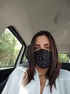 akemi_rossi (F mature) - Outdoor  mi guardano