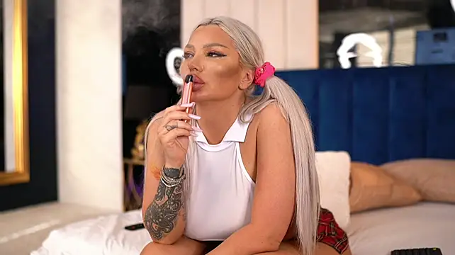 BlancheLuxe live cam on StripChat
