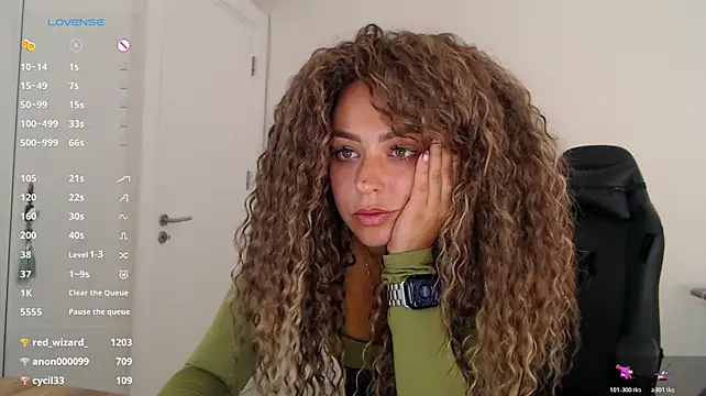 _Just_A_queen_3_ live cam on StripChat