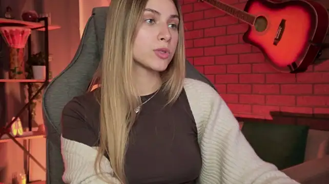 EllieCutes live cam on StripChat