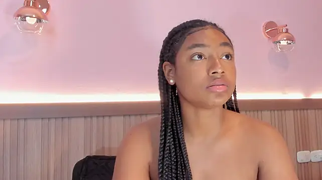 Laraebony_